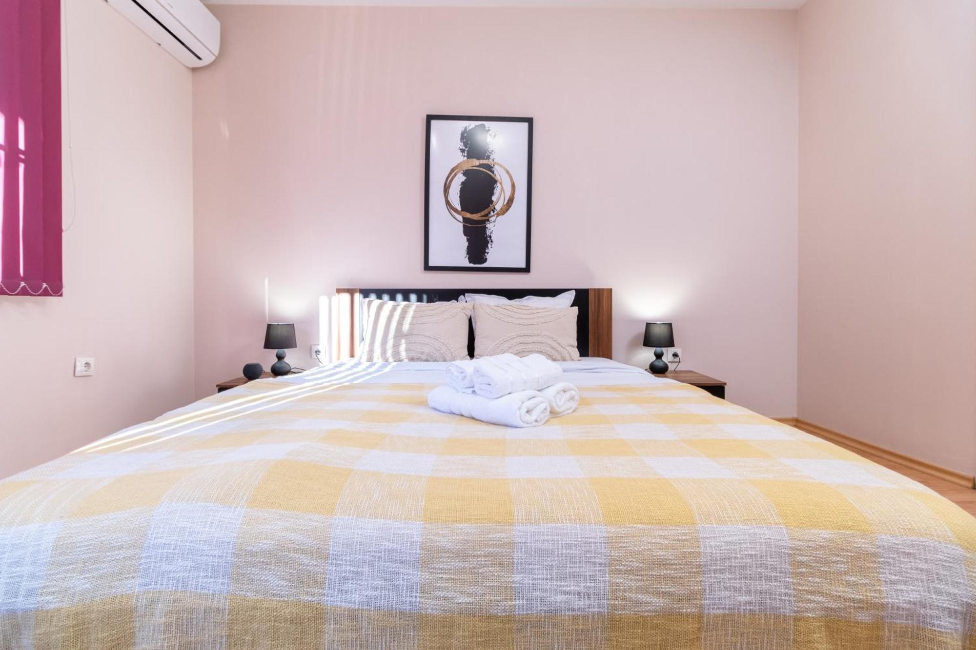 Comfortable 2Br Urban Getaway In City Center プロヴディフ エクステリア 写真